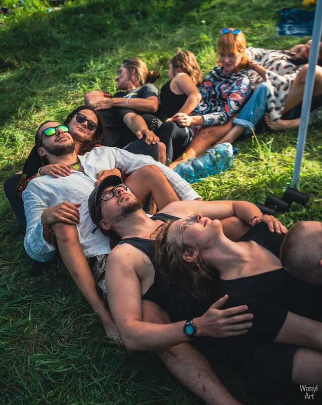 MALE-weronika-sherborne-masaz Warsztaty ruchowe, różnorodna grupa, leżą w kręgu opierając się o siebie plecami